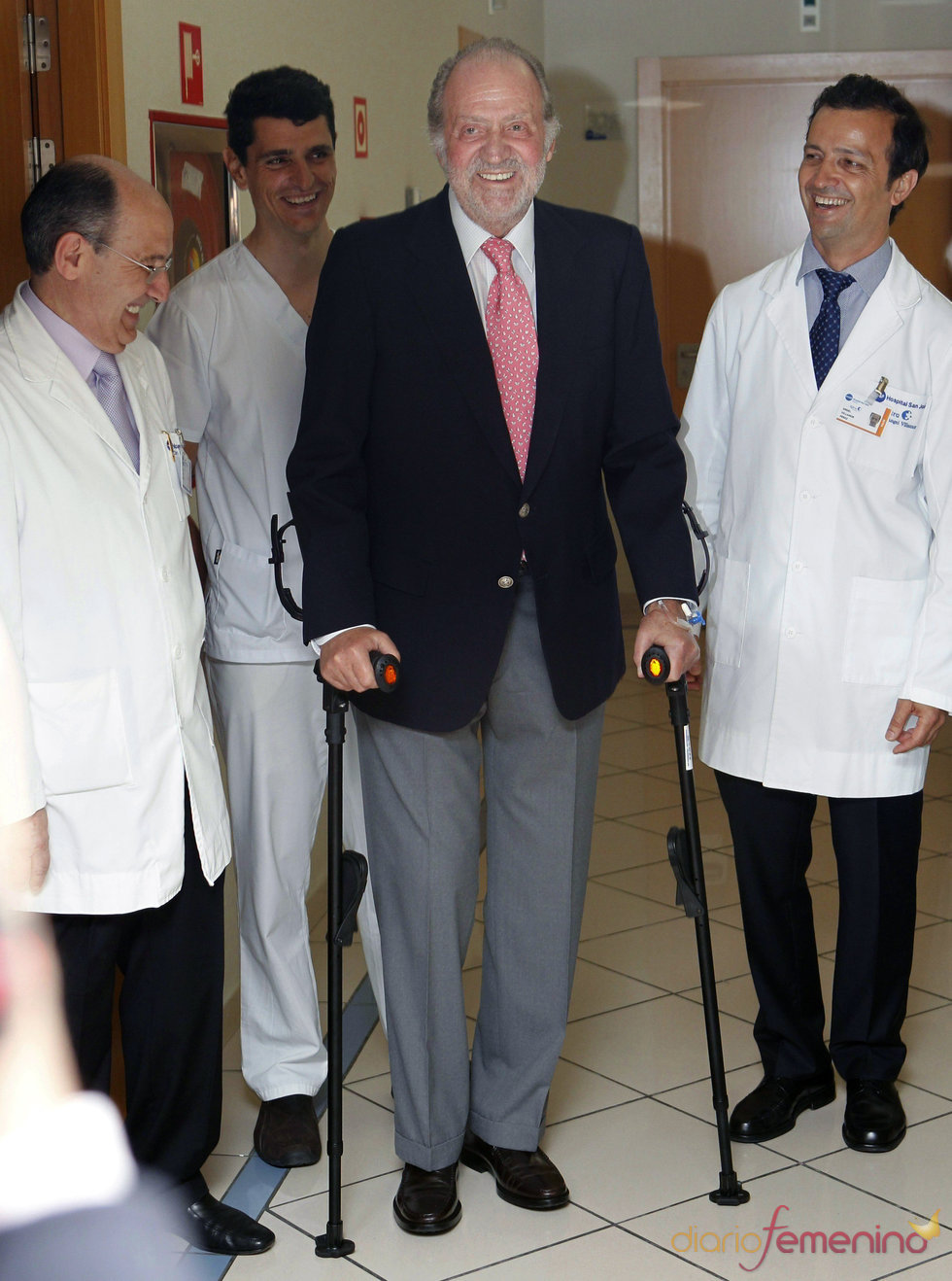El Rey Juan Carlos abandona el hospital con muletas