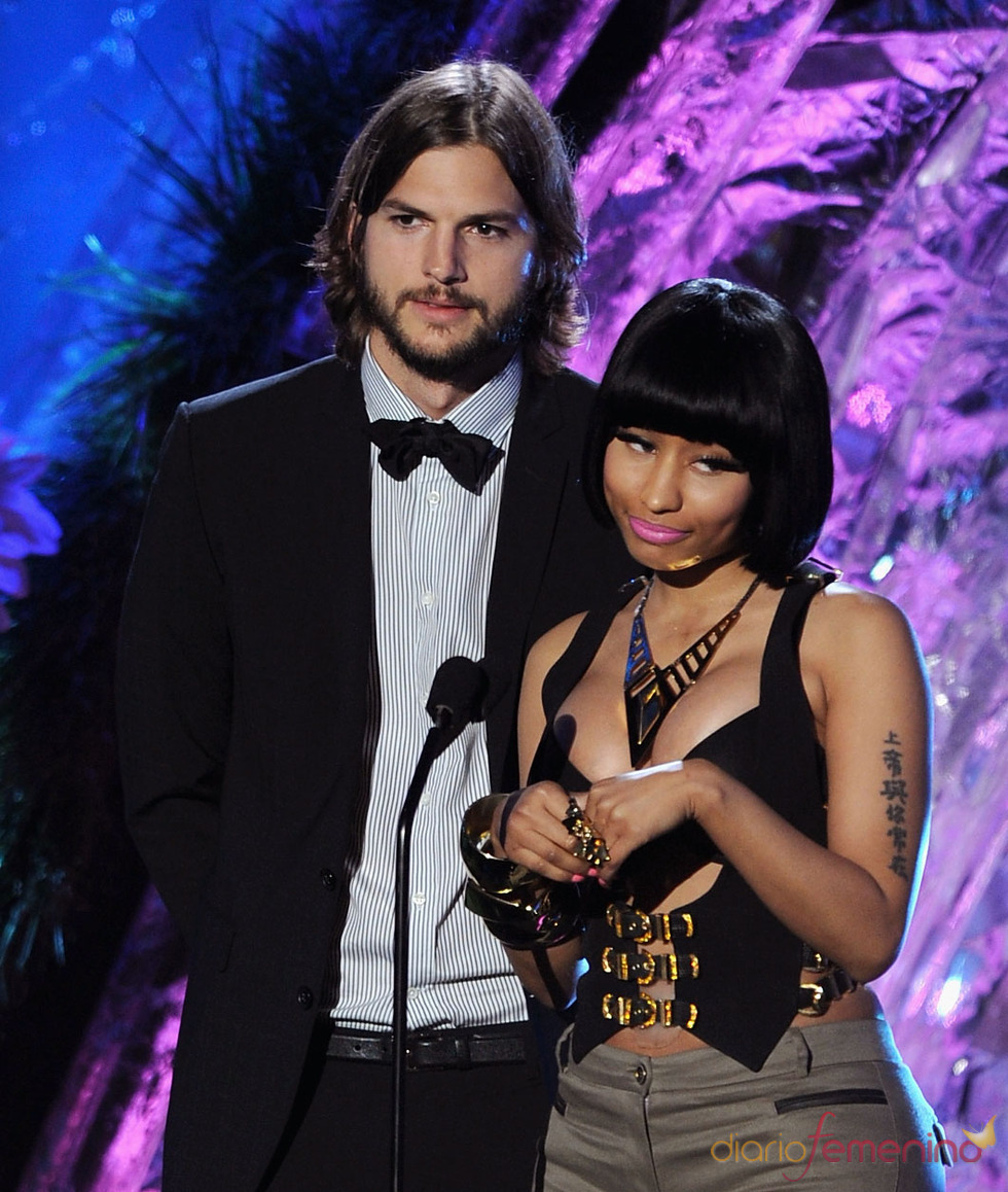 Ashton Kutcher y Nicki Minaj en la gala de los premios MTV Awards 2011