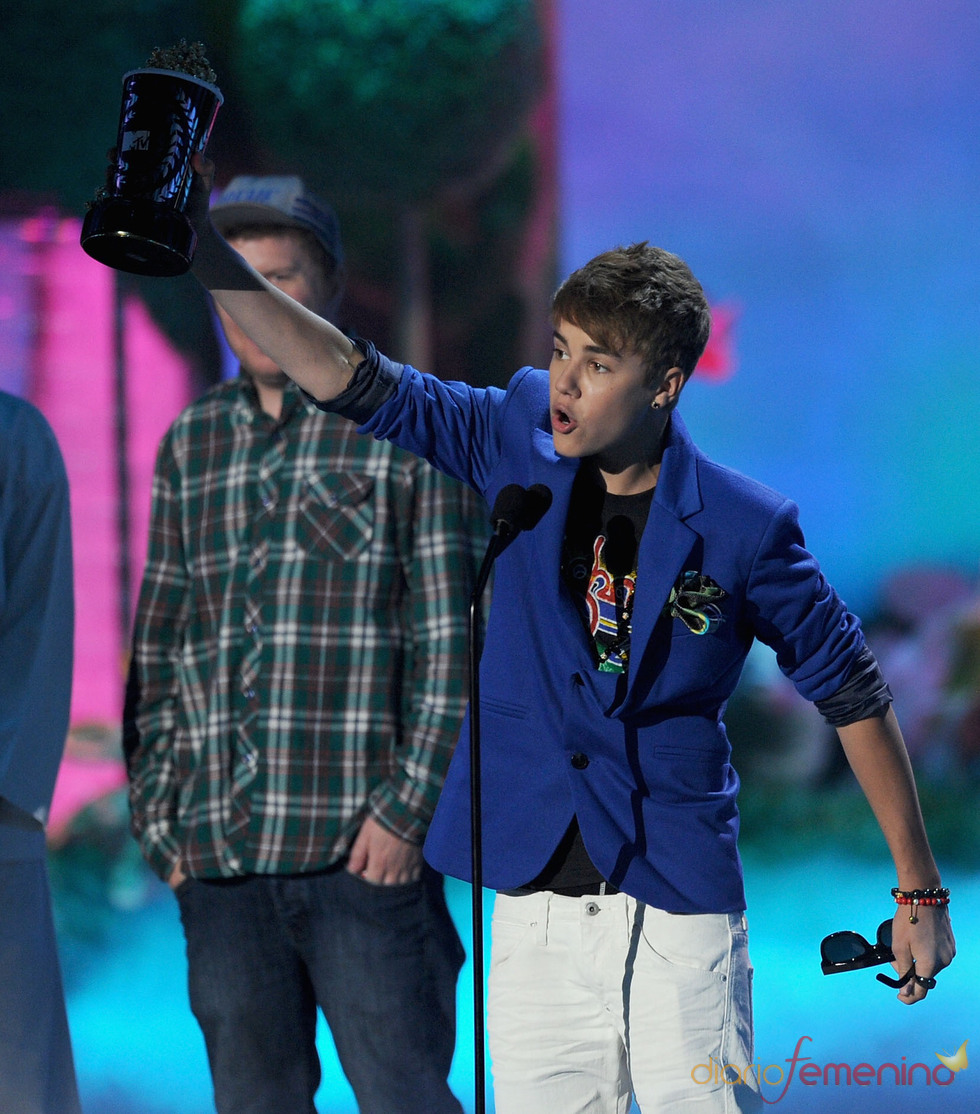 Justin Bieber orgulloso alza su premio MTV Movie Award 2011