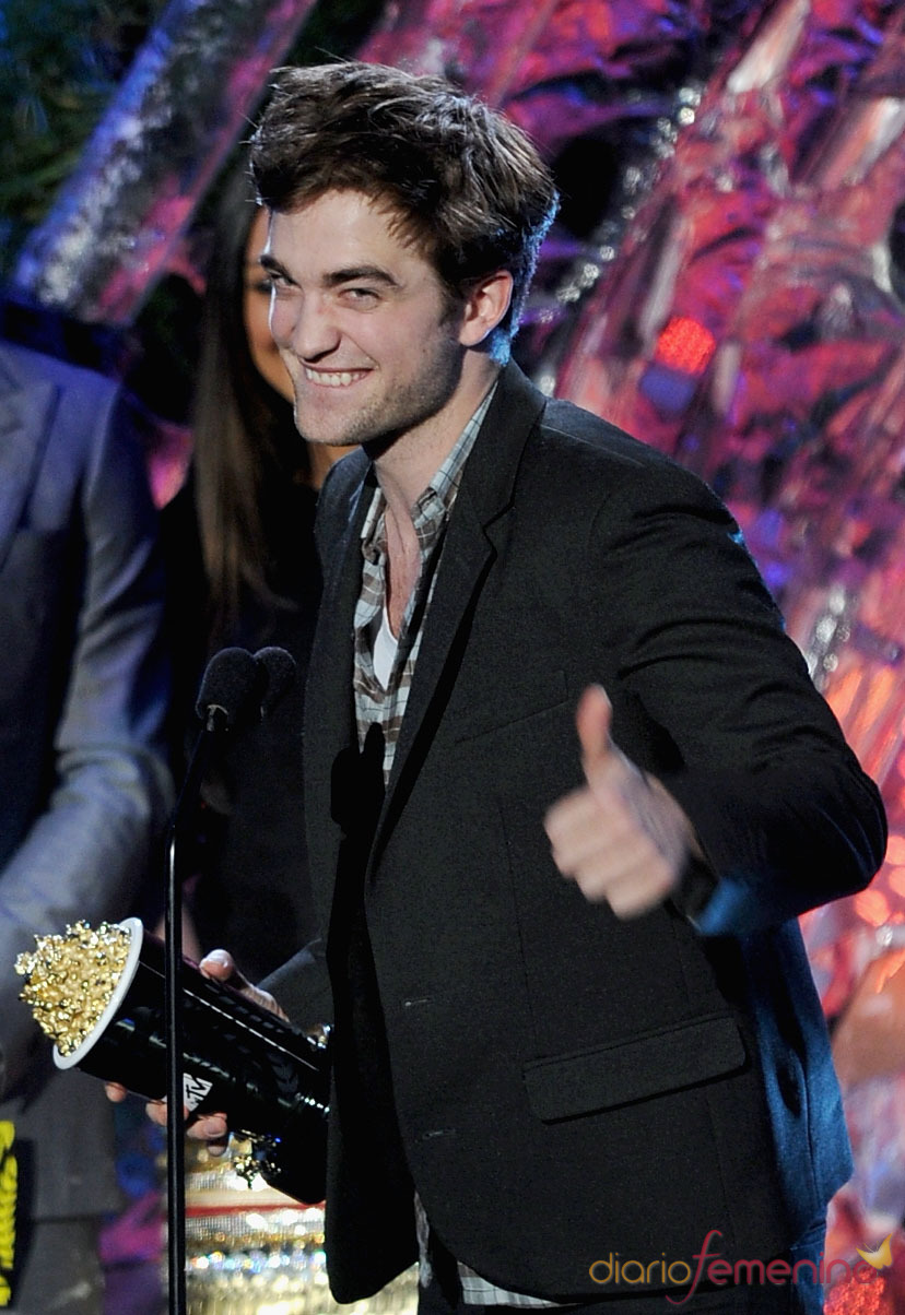 Robert Pattinson feliz con su premio MTV Movie Award 2011