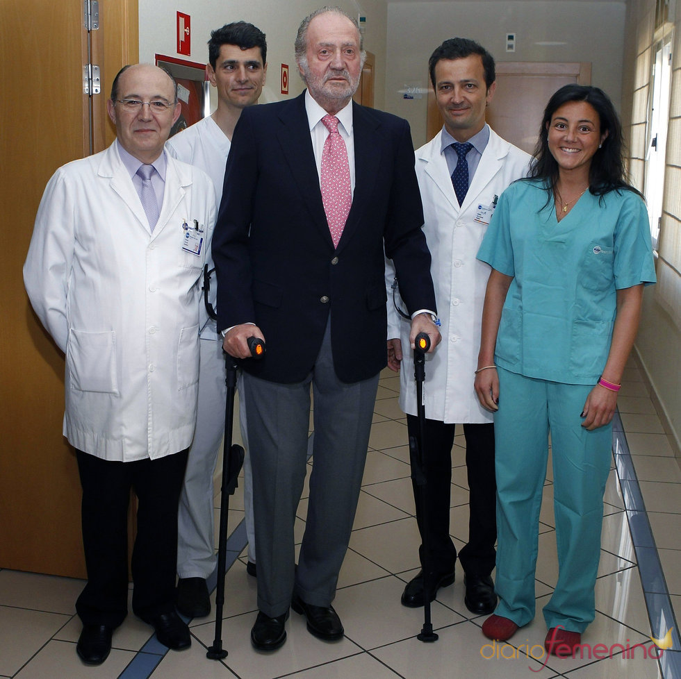 El Rey Juan Carlos junto al equipo médico que le operó la rodilla