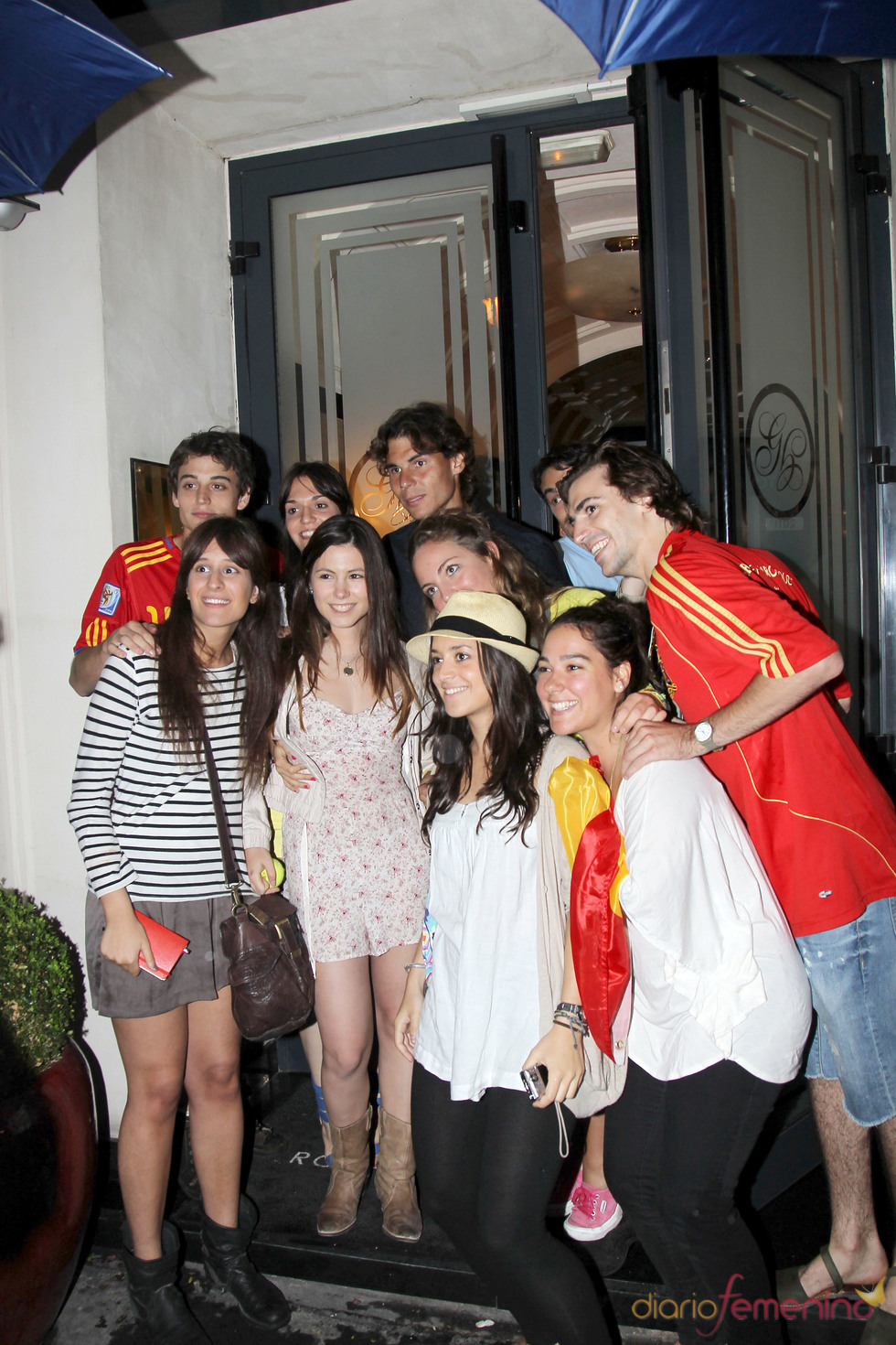 Rafa Nadal posa a las puertas del Arc con sus fans tras su victoria