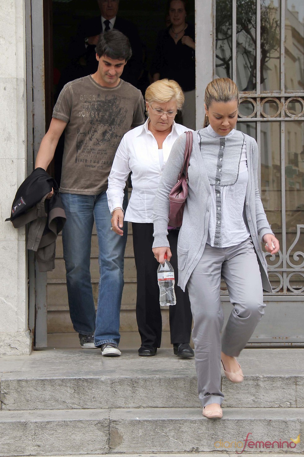 María José Campanario, Jesulín de Ubrique y su madre a la salida del juicio