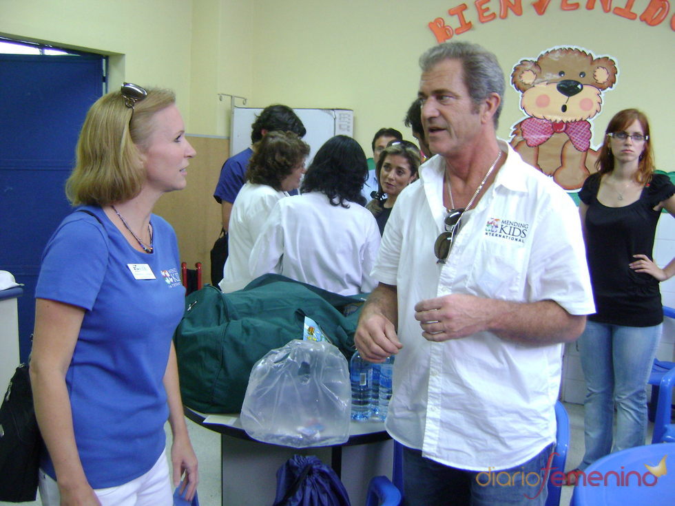 Mel Gibson visita por sorpresa un hospital de Guatemala