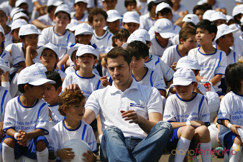 Iker Casillas en México con un grupo de niños