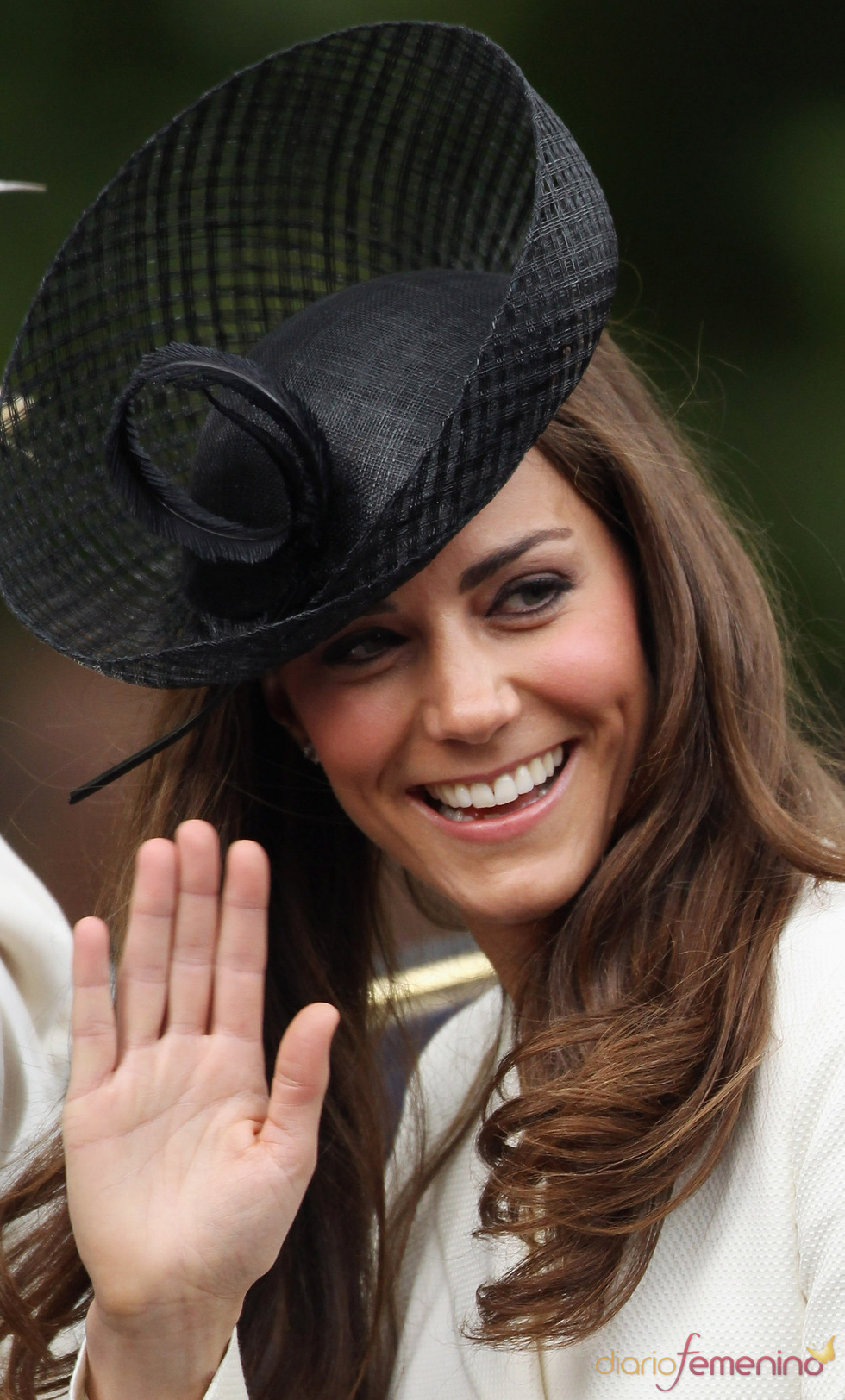 Kate Middleton saluda desde su carruaje durante el 'Trooping of colour' 2011
