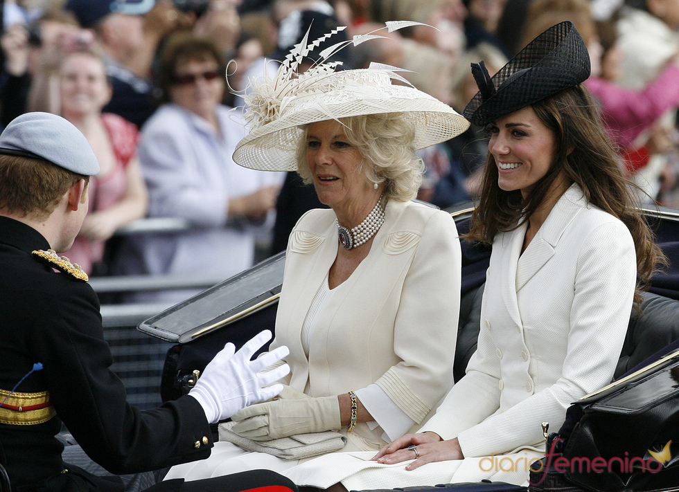 El principe Harry con Camilla y Catherine en el 'Trooping the Colour' 2011