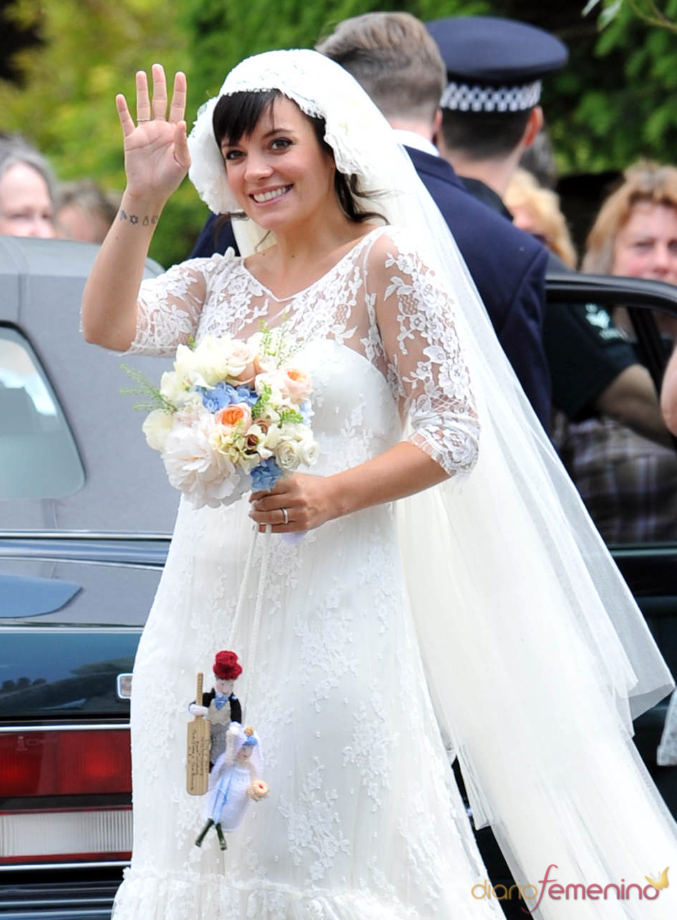 Lily Allen y su curioso ramo de novia con muñecos