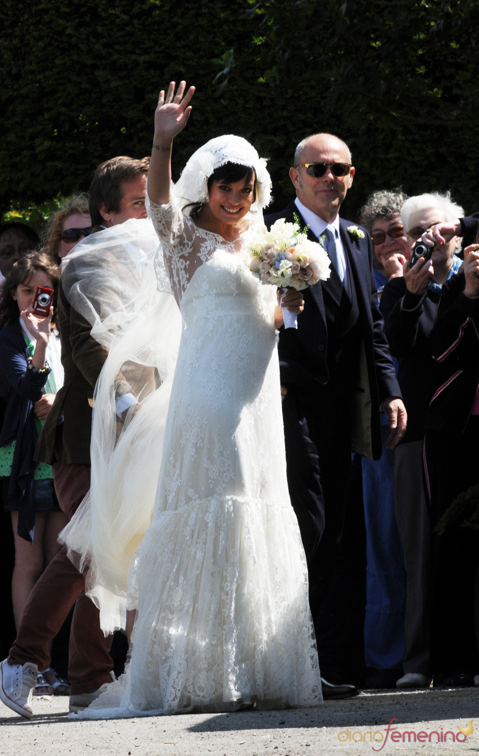 Lily Allen saluda junto a su padre en el día de su boda