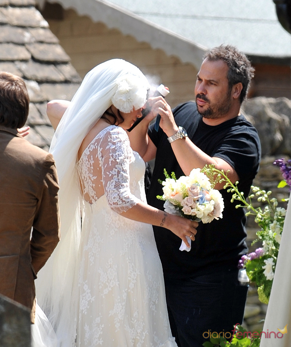 Lily Allen da los últimos retoques a su velo de novia