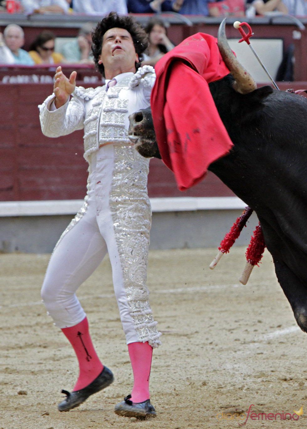 Miguel Abellán sufre una aparatosa cogida en la plaza de Las Ventas