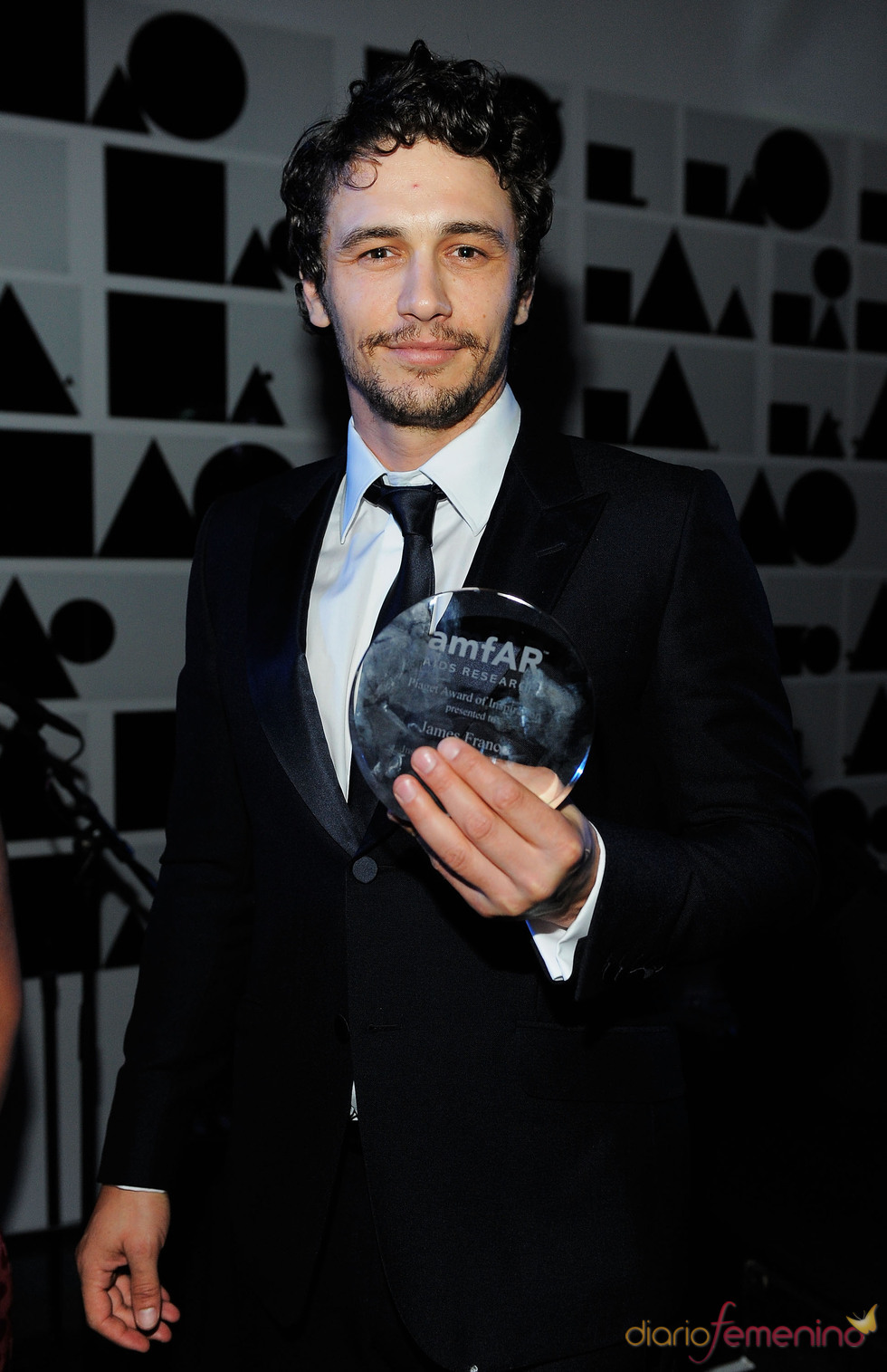 James Franco con su premio en la Gala amfAR 2011