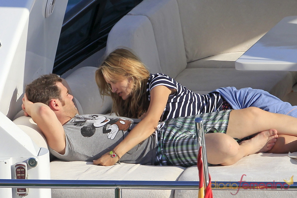 Fonsi Nieto y Alba Carrillo disfrutan del verano en Ibiza
