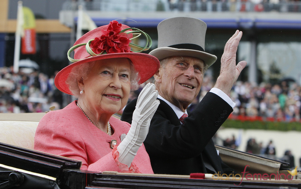 Isabel II de Inglaterra y su marido en la tercera jornada de las carreras de Ascot