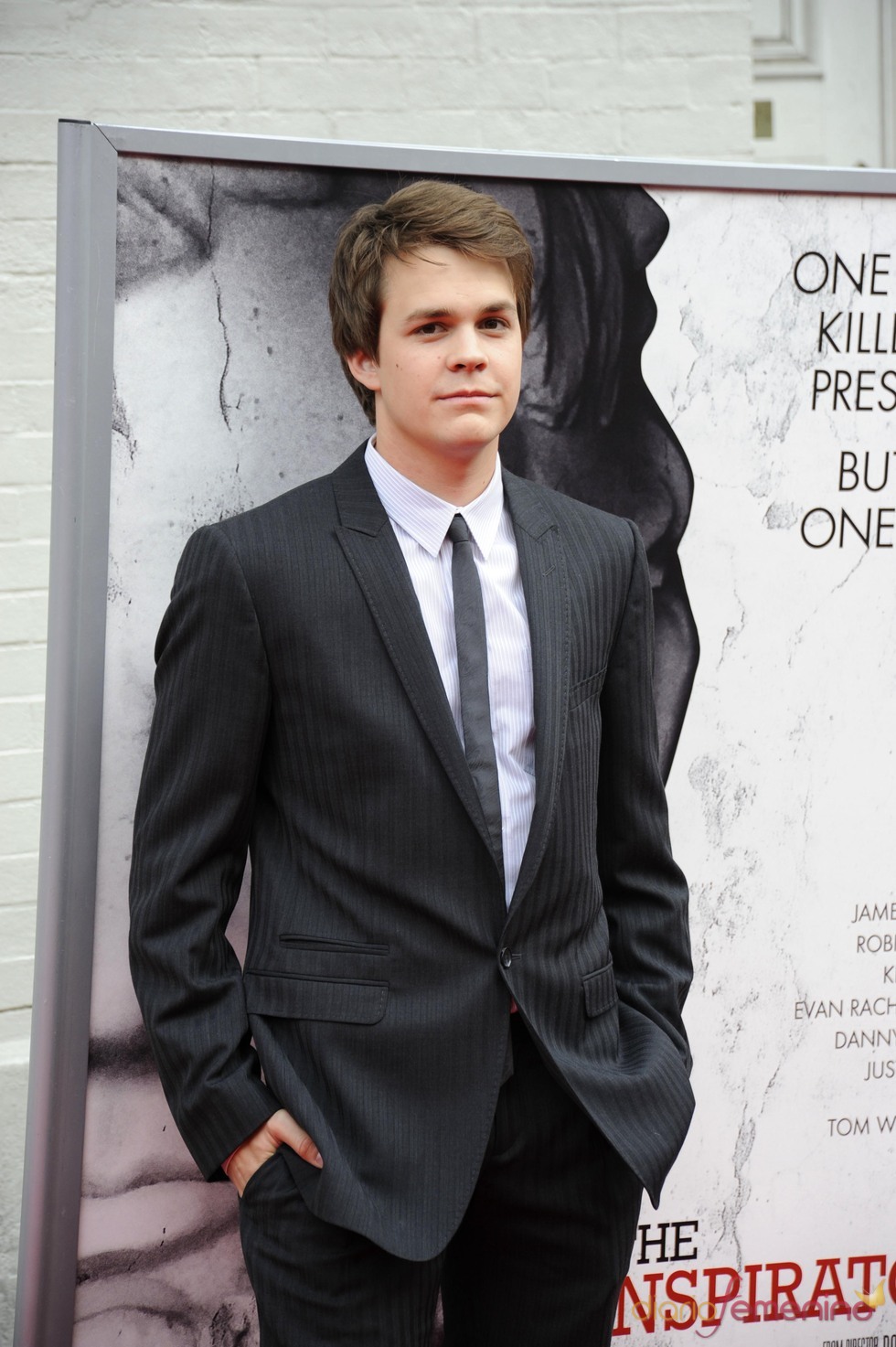 Fotos de Johnny Simmons, image size:980x1473
