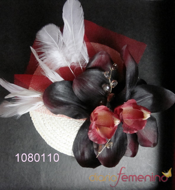 Plumas y hojas en tos tocados de Lindi Lú