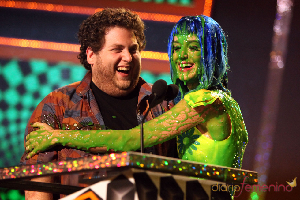 Katy Perry, cubierta de pintura, abraza a Jonah Hill