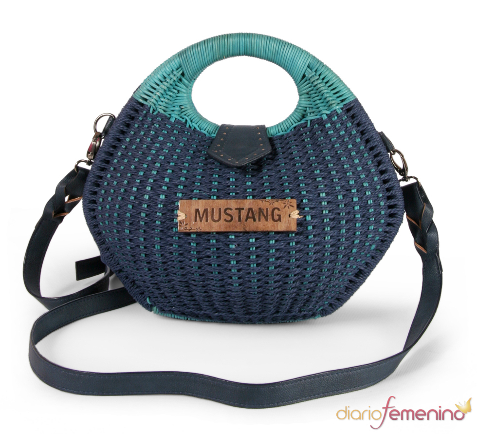 Bolso de Mustang que combina con calzado de cuña