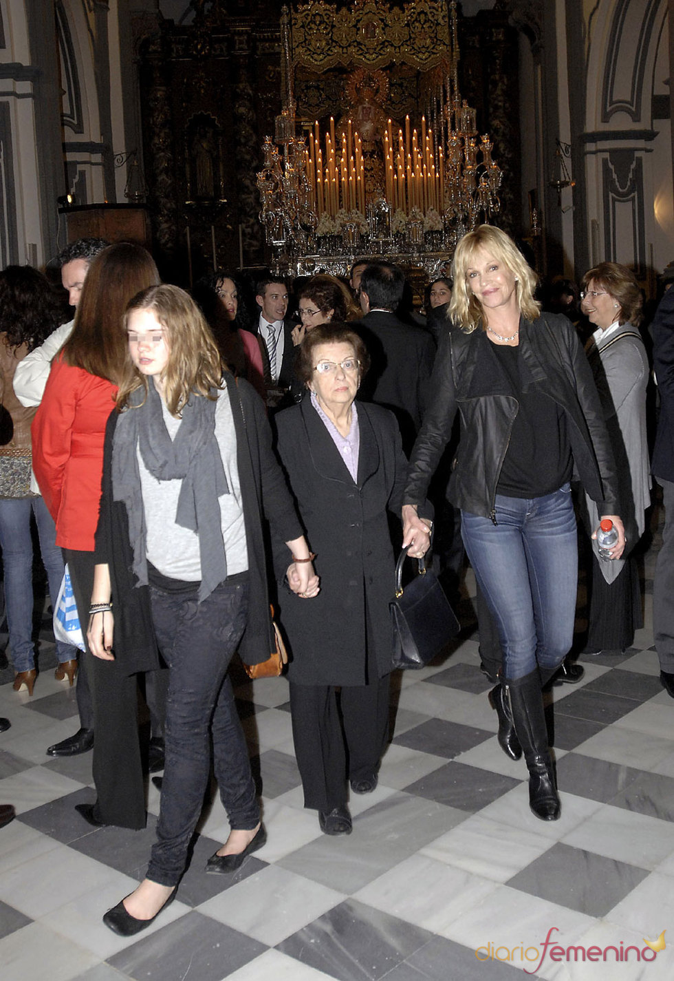 Melanie Griffith y su hija Estela del Carmen en la Semana Santa de Málaga