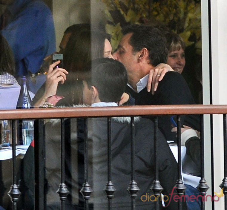 Beso presidencial de Nicolas Sarkozy y Carla Bruni