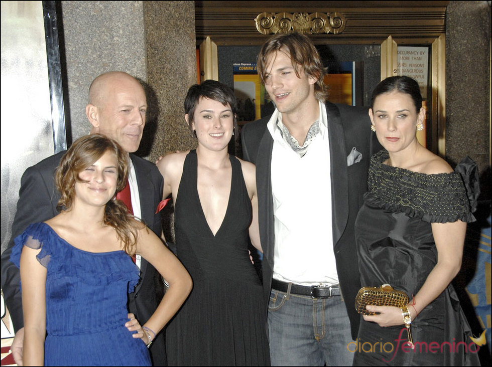 Demi Moore con sus hijos, marido Ashton Kutcher y ex Bruce Willis