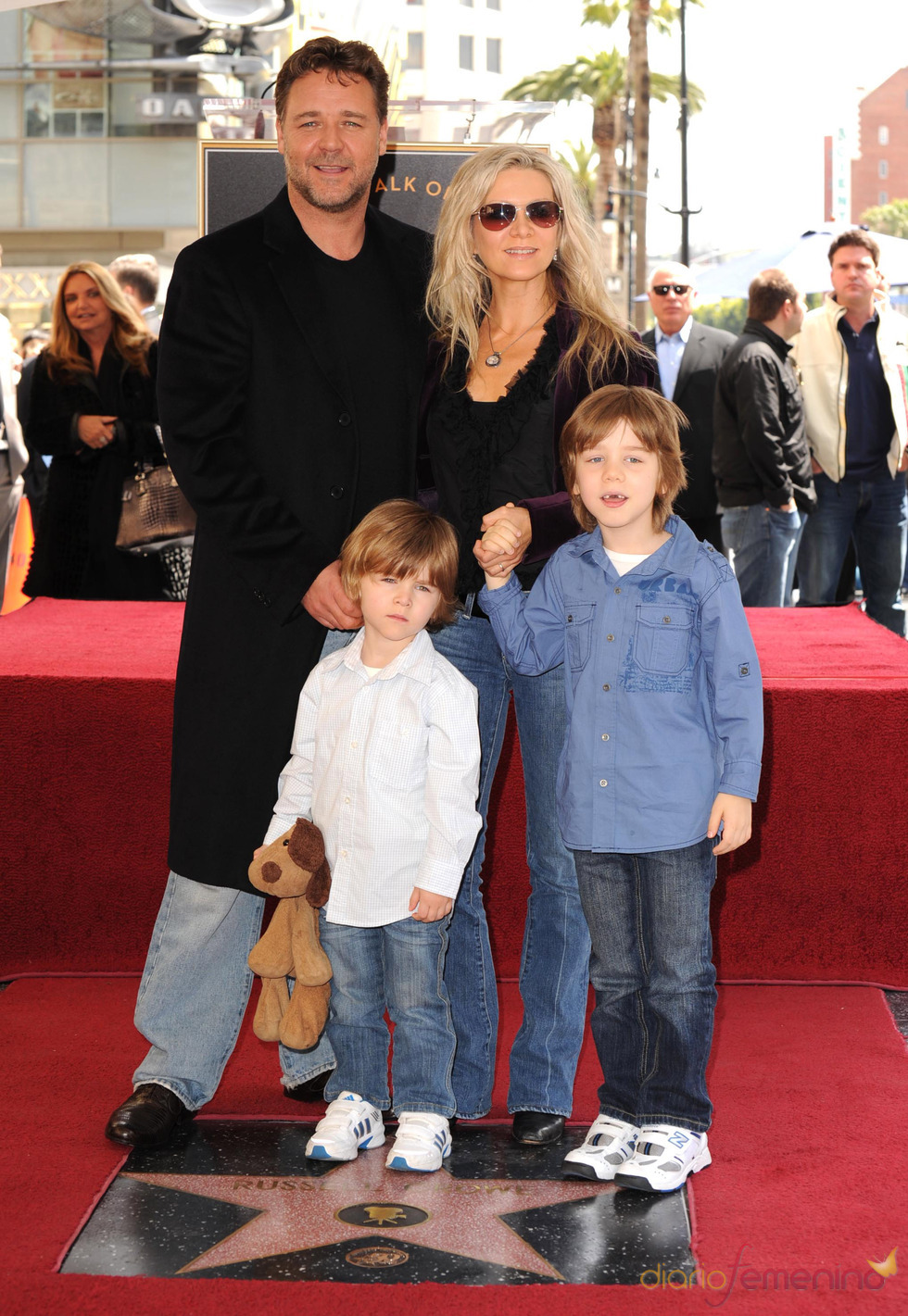 Russell Crowe y su familia en el Paseo de la Fama de Hollywood