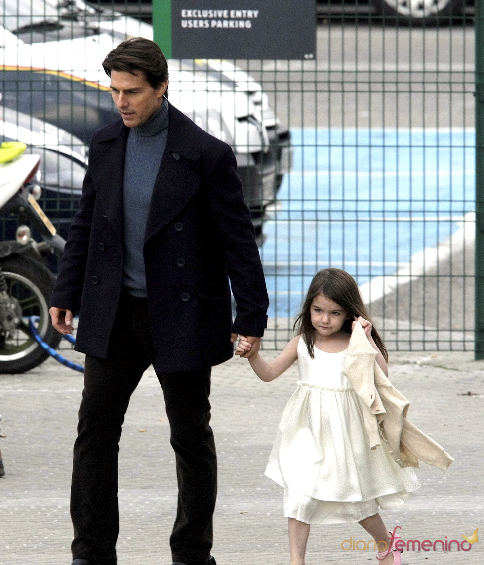 Suri, vestida de blanco junto a Tom Cruise