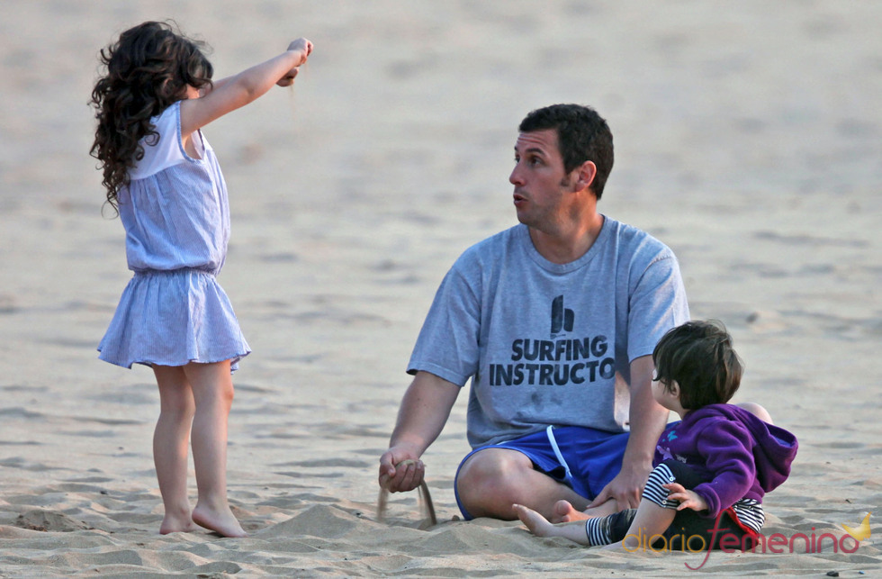 Adam Sandler con sus hijas en la playa