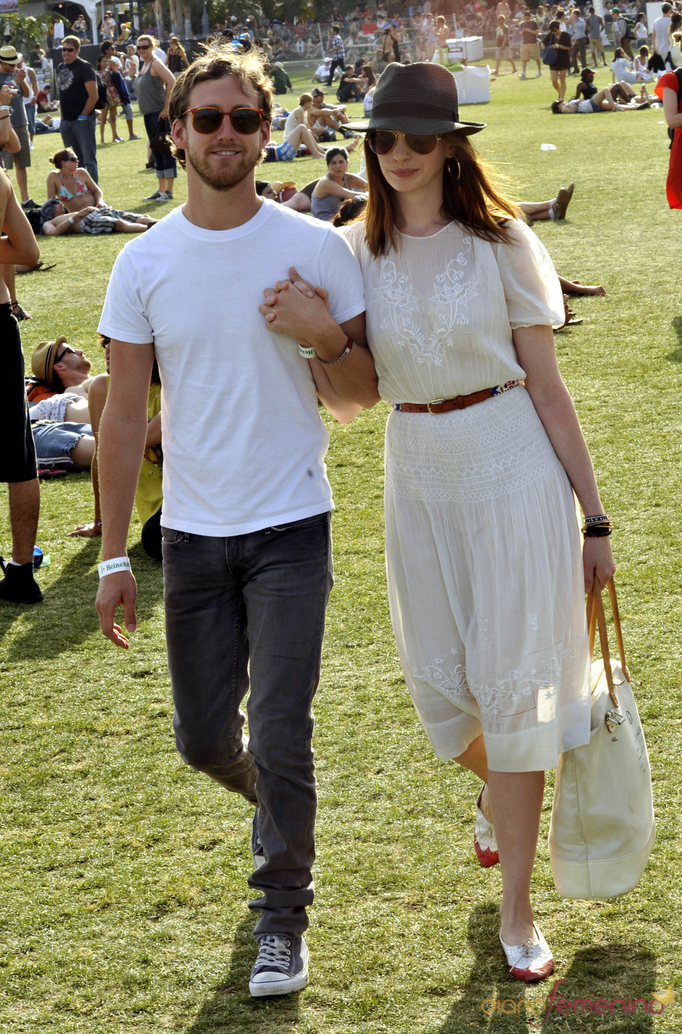 Anne Hathaway y su novio en el festival de Coachella