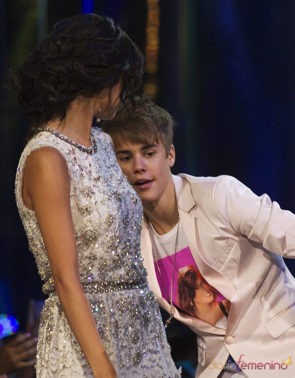 Justin Bieber, muy cariñoso con Selena Gomez en los MuchMusic Video Awards 2011