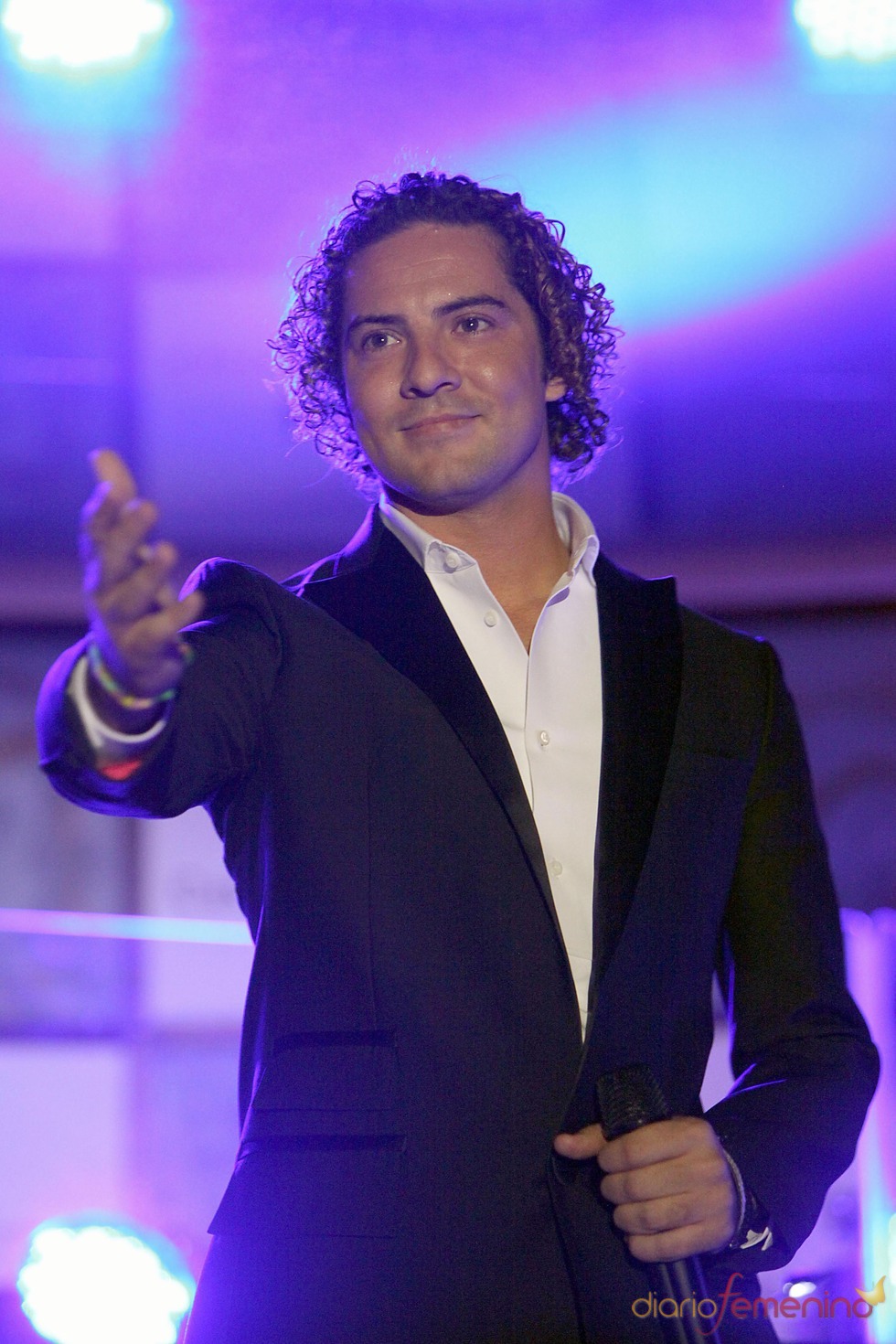 David Bisbal se emociona actuando en su concierto en Murcia