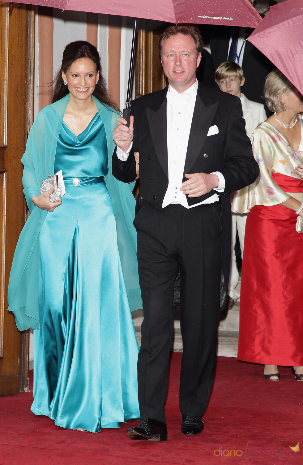El Príncipe Gustavo y Carina Axelsson en la boda de Natalia de Dinamarca y Alexander Johannsmann