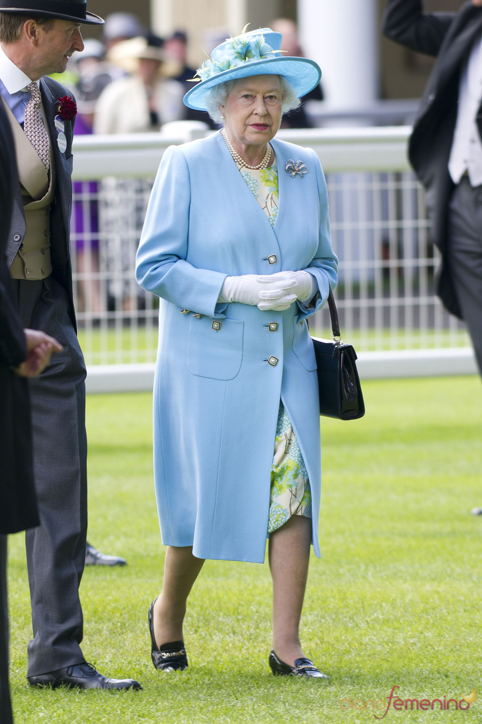La Reina Isabel II en la clausura de las carreras de caballos de Ascot