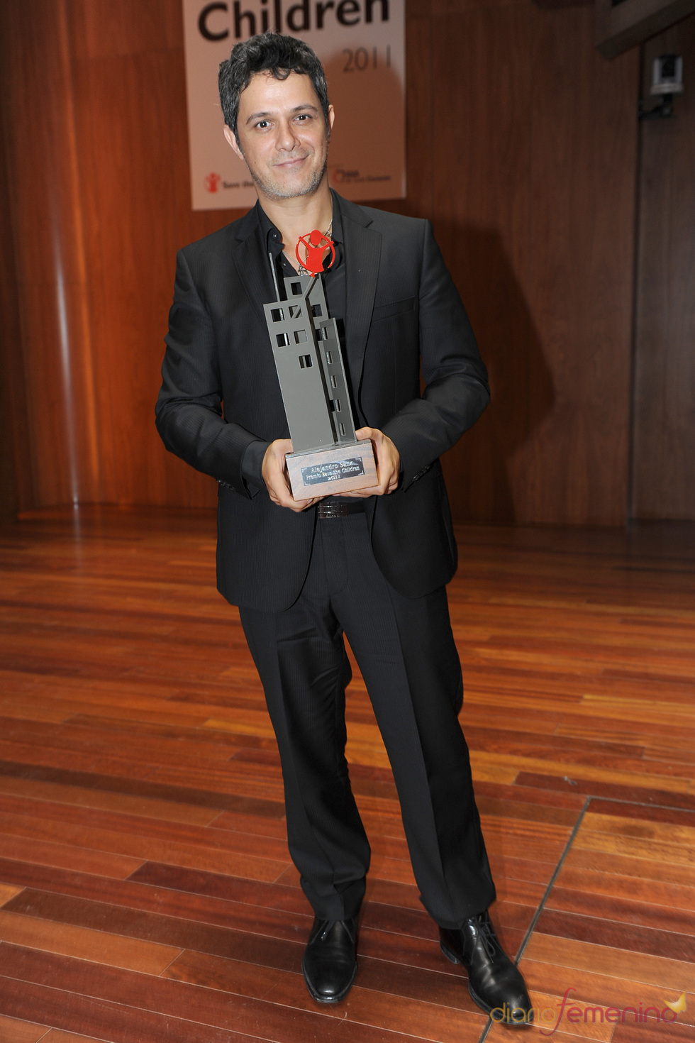 Alejandro Sanz con su premio Save the children 2011