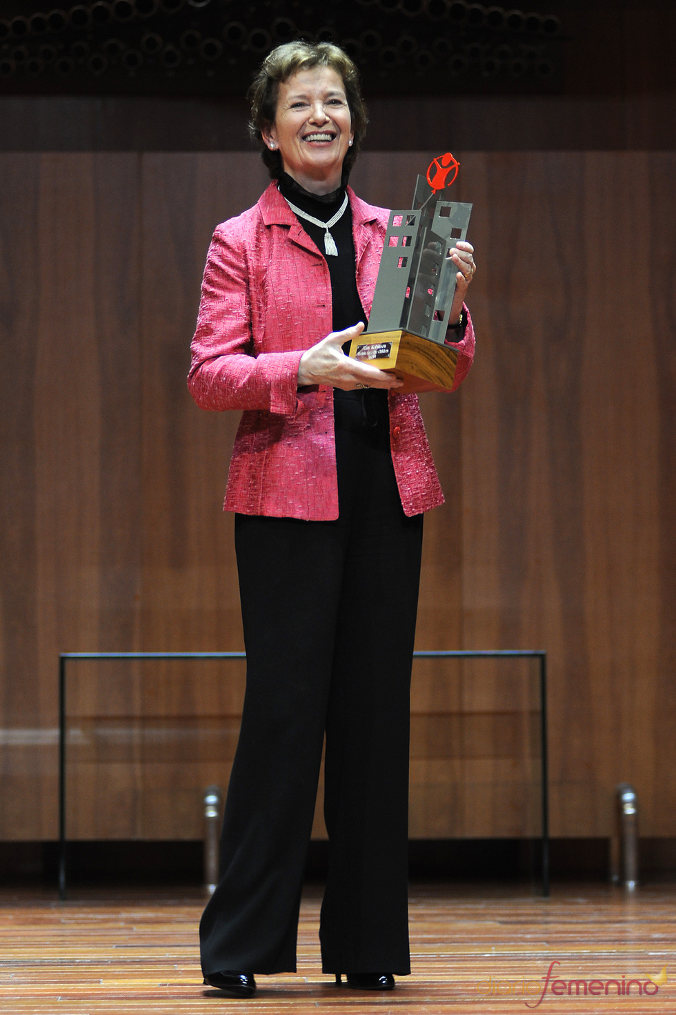 Mary Robinson con su premio Save the children 2011