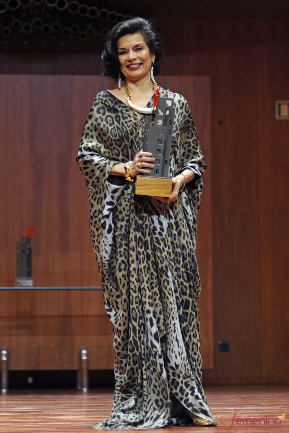 Bianca Jagger con su premio Save the children