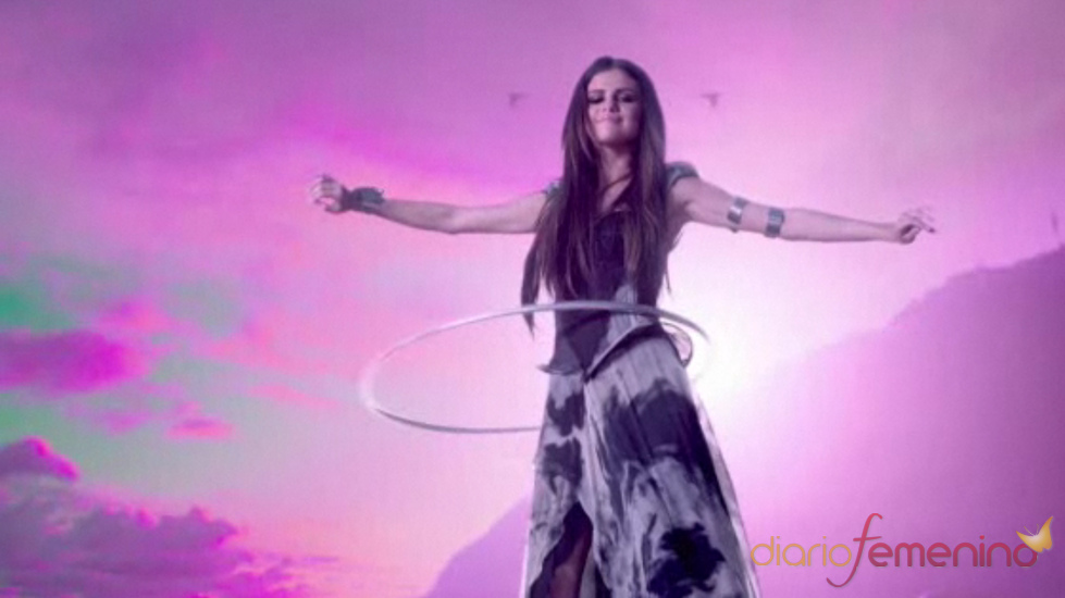 Selena Gomez, la más hippie en 'Love Yoy Like a Love Song'