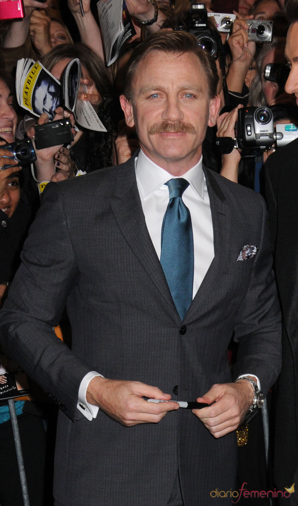 Daniel Craig, con un curioso bigote en septiembre de 2009