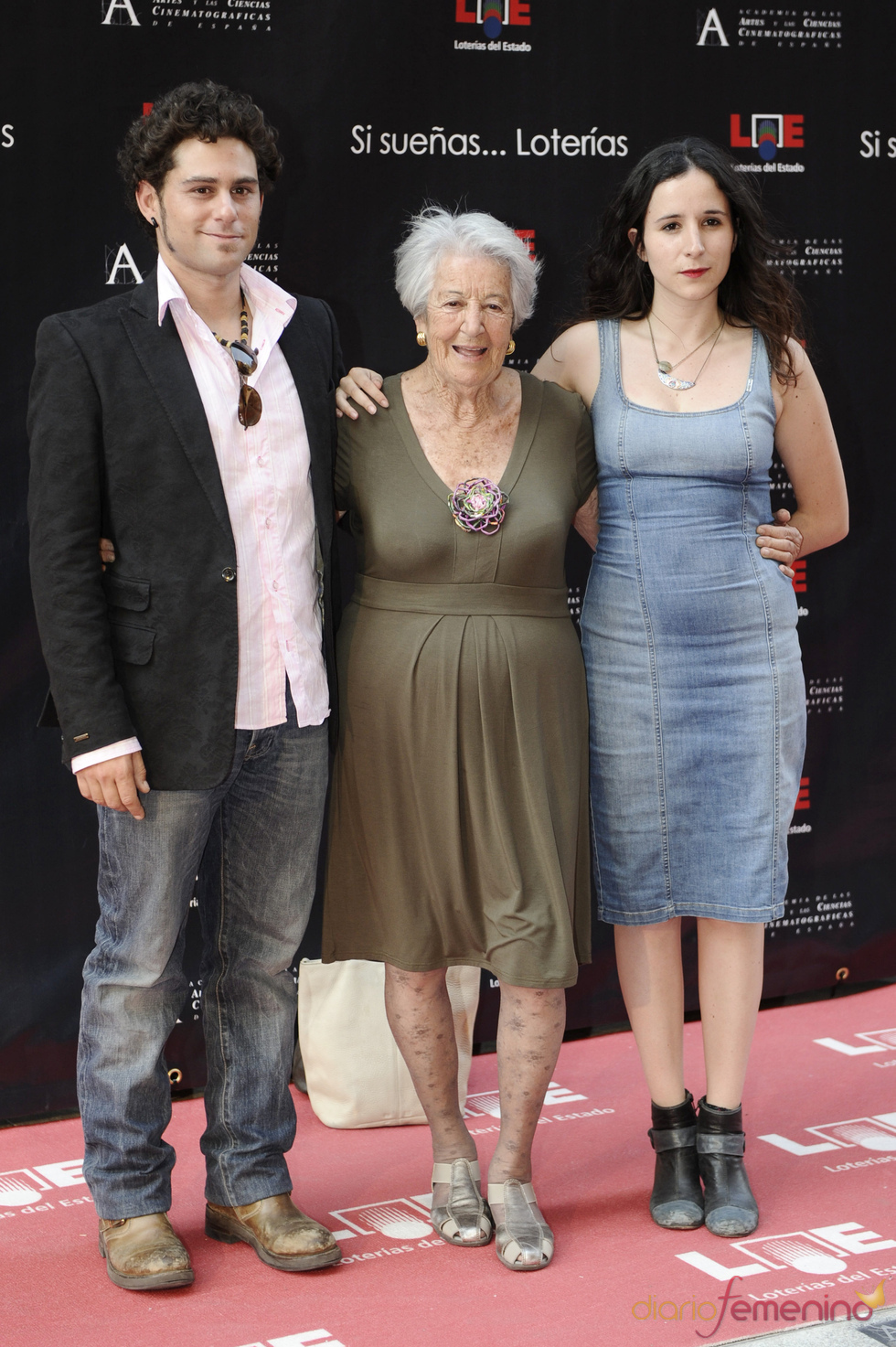 Asunción Balaguer frente a la estrella de Paco Rabal en el Paseo de la Fama de Madrid