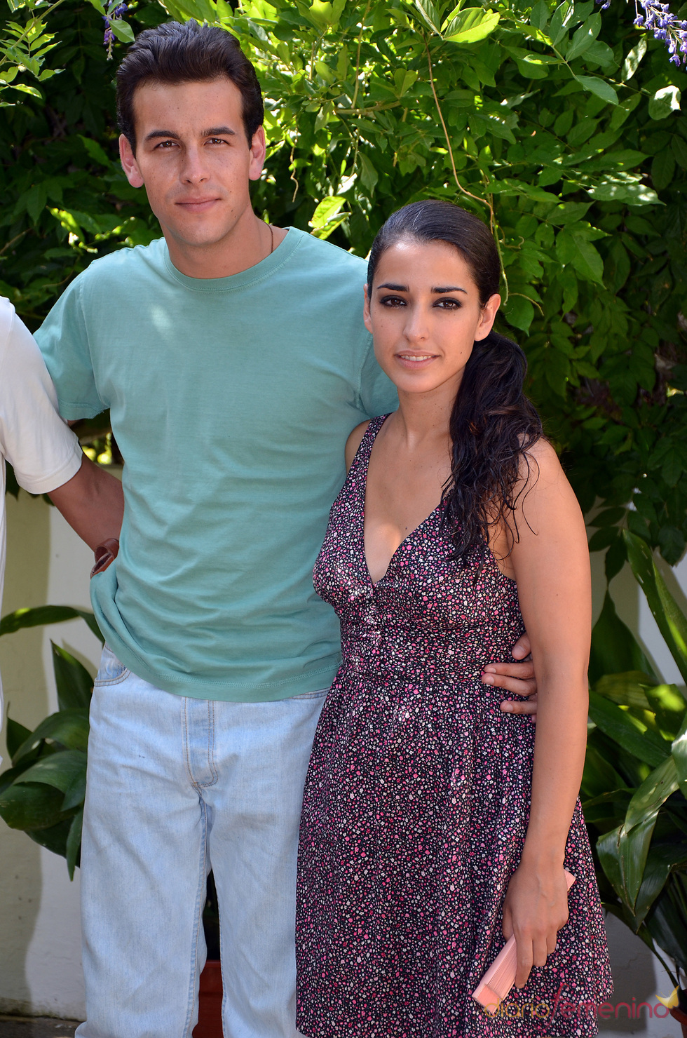 Mario Casas e Inma Cuesta posan durante el rodaje de 'Grupo 7'