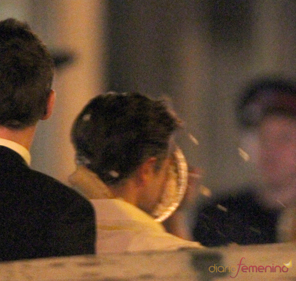 Robert Pattinson el el momento en el que recibe el tartazo en la cara