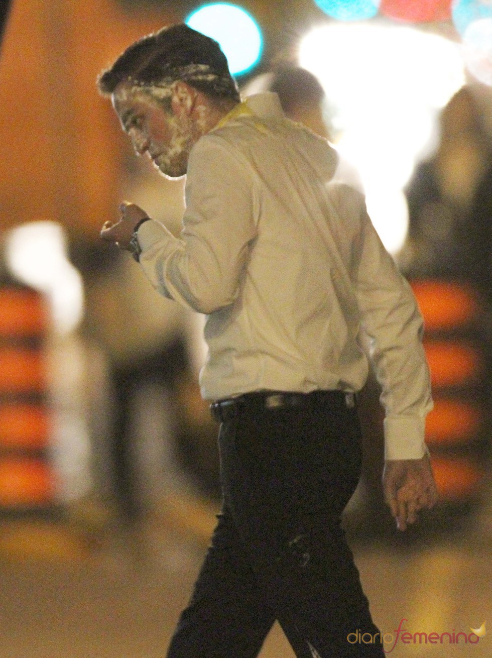 Robert Pattinson se relame tras recibir un tartazo en la cara