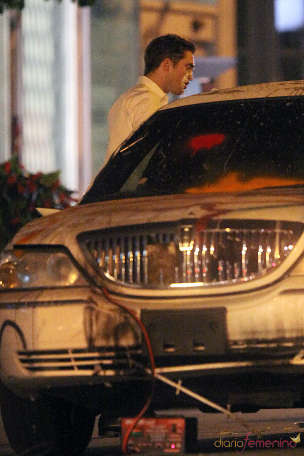 Robert Pattinson descubre horrorizado su coche lleno de pintadas