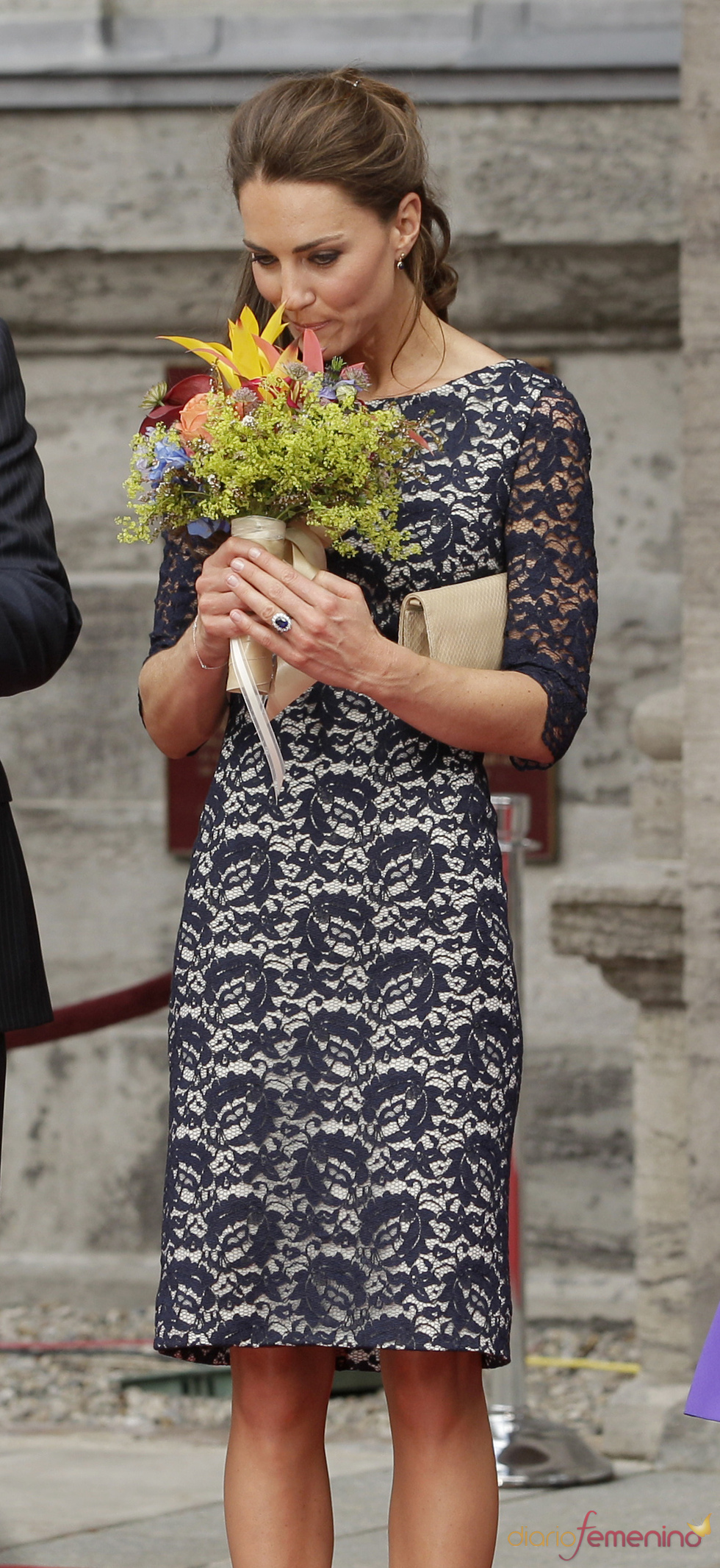 Kate Middleton recibe un ramo de flores a su llegada a Ottawa, Canadá