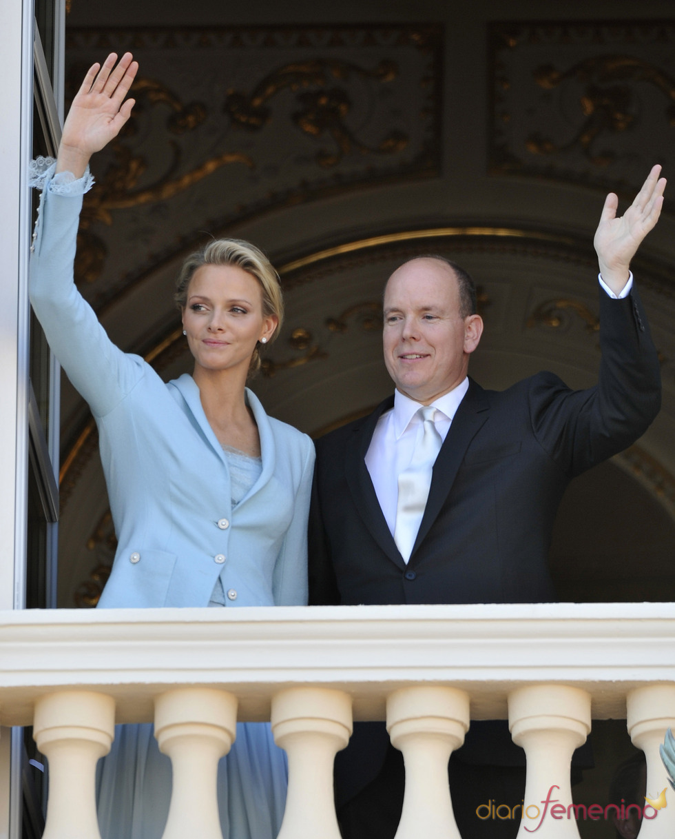 Alberto de Mónaco y Charlene Wittstock saludan desde el palacio real tras la ceremonia civil de su Boda Real