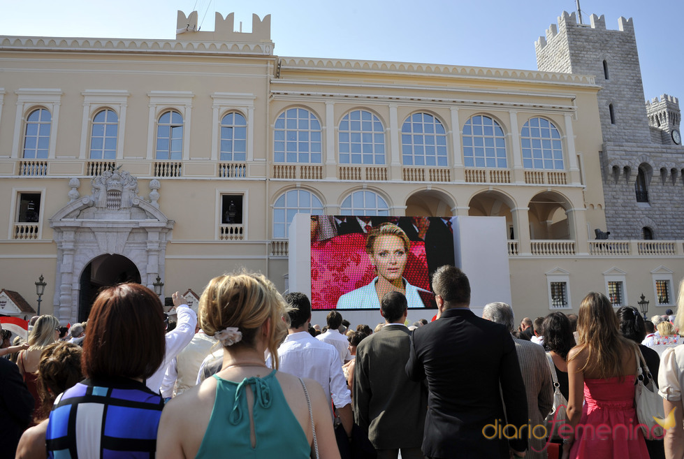 Cientos de personas contemplan la ceremonia civil de la Boda Real de Mónaco