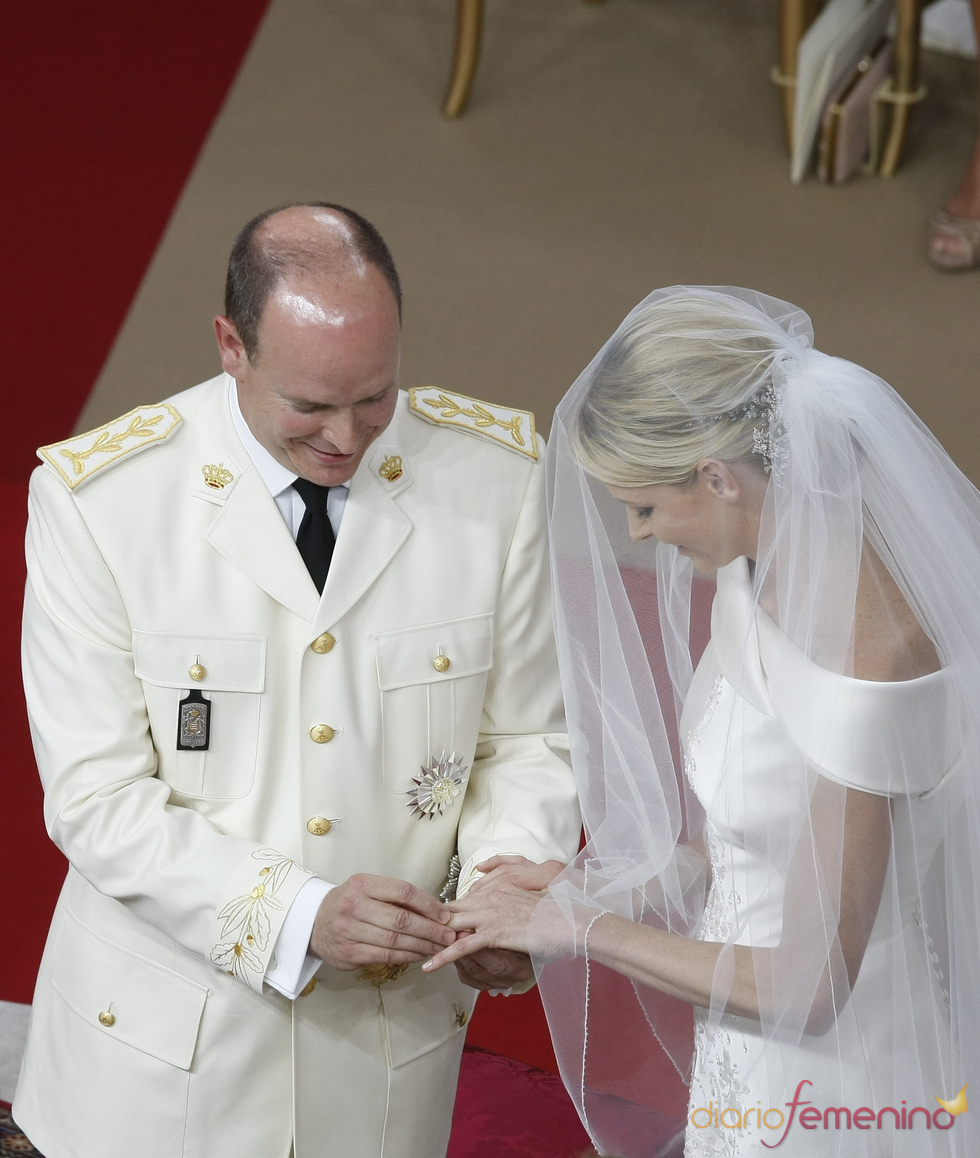 Alberto de Mónaco y Charlene Wittstock intercambian anillos durante la ceremonia religiosa de la Boda Real