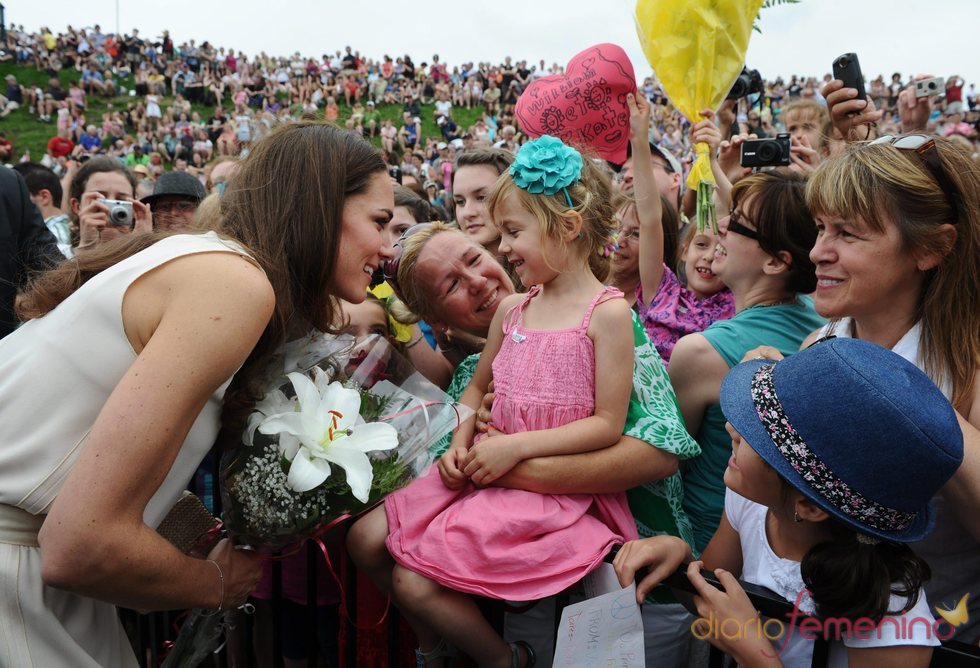 Kate Middleton se salta el protocolo a su llegada a los Fuertes de Lévis
