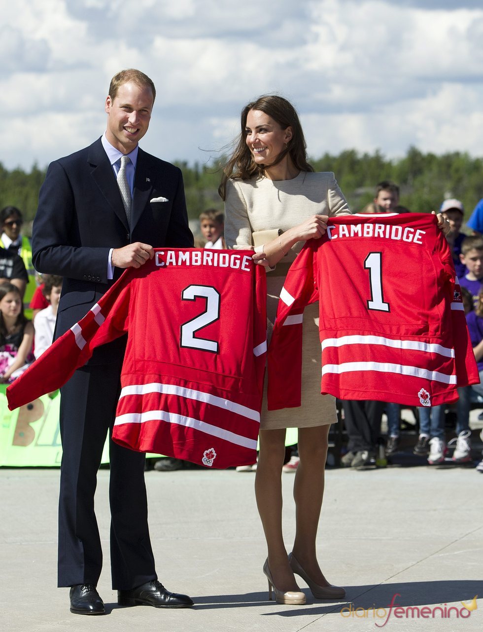 Guillermo de Inglaterra y Kate Middleton reciben una camiseta de hockey