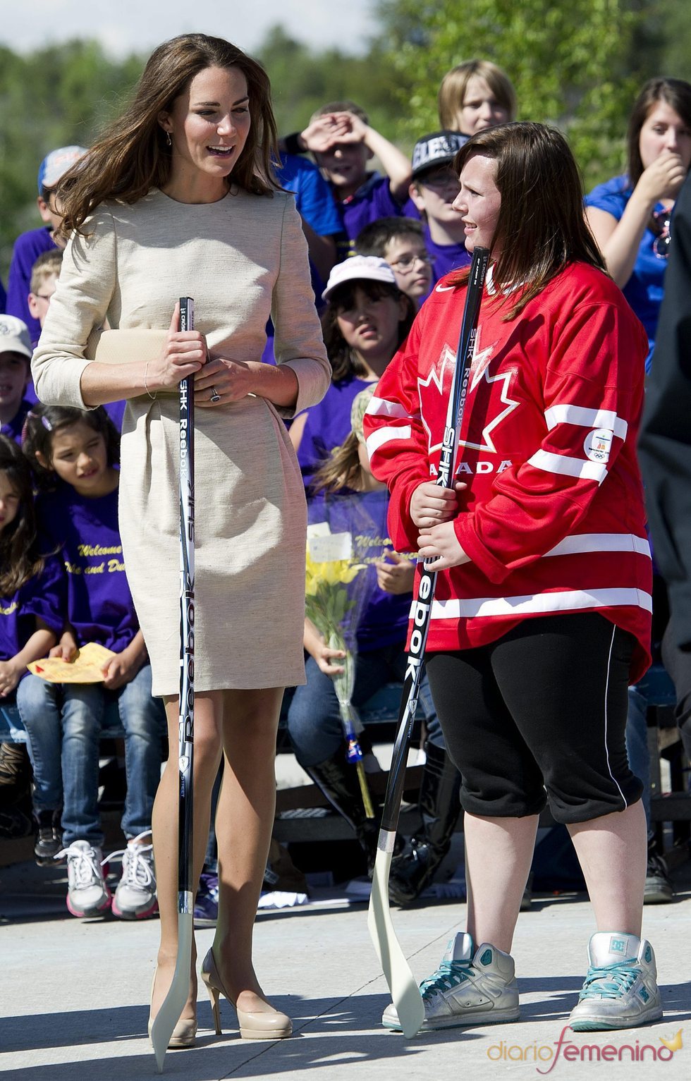 Kate Middleton juega al hockey en Canadá